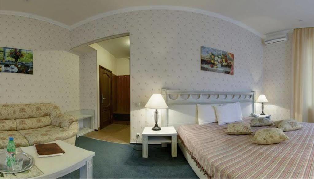 Four Rooms Mini-Hotel Kharkiv Ngoại thất bức ảnh